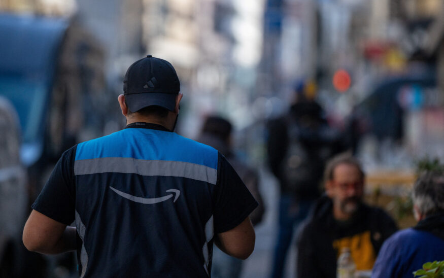 An Amazon employee delivers packages in downtown San Francisco, California, U.S., January 26, 2026. (PHOTO: REUTERS/Carlos Barria)