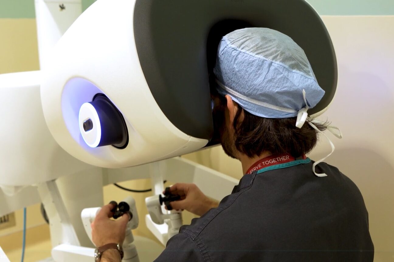 A surgeon with Saint Alphonsus operates a robotic surgery machine. (PHOTO: SAINT ALPHONSUS)