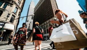 A woman carries shopping bags in Manhattan in New York City, on Aug. 11, 2025. (PHOTO: REUTERS/Eduardo Munoz/File)