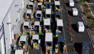 Workers load vans with packages at an Amazon fulfillment center in Valencia, California, Dec. 4, 2025. (PHOTO: REUTERS/Daniel Cole/File)